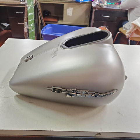 Harley 2007 FLHX PEWTER DENIM NO P/S Street Glide Embl Gas Fuel Tank 61351-07CHH