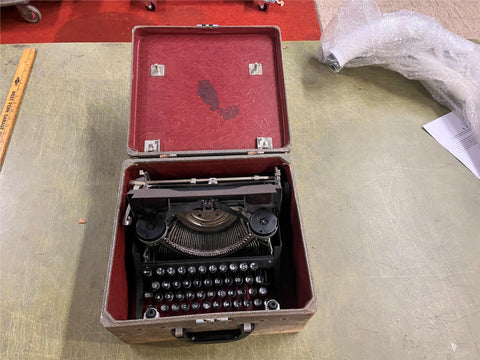 Vintage 1940s Made In USA Underwood Portable Typewriter In Original Case