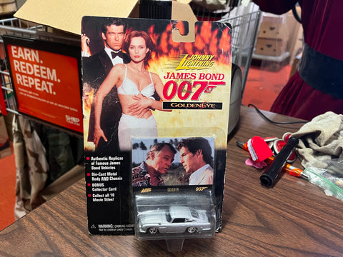1/64 DIECAST JOHNNY LIGHTNING JAMES BOND 007 GOLDENEYE ASTON MARTIN