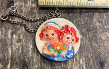 Vtg 1997 Raggedy Ann Andy Doll Pin Necklace Daisy round Collectibles!