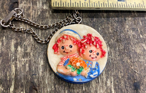 Vtg 1997 Raggedy Ann Andy Doll Pin Necklace Daisy round Collectibles!