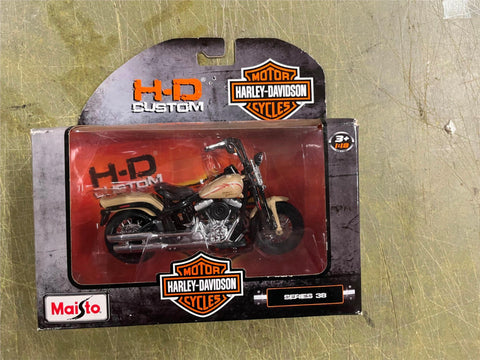 Maisto Harley Davidson Motorcycles 1/18 Scale Series 38 2008 FLSTSB Cross Bones