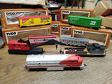 Vtg Tyco HO Scale Santa Fe Diesel Engine 6 Train Cars w/Crane Maintenance Works!