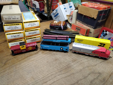 Vtg Bachmann HO Gauge Santa Fe 307 Diesel Engine Train Set Cars Track Boxes Runs