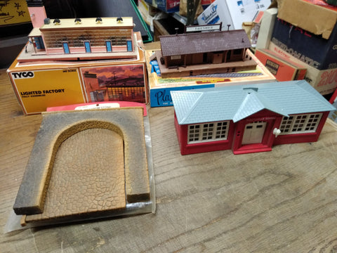 Vtg HO and O Gauge Train Tyco Factory Plasticville Station Model Dynamics Tunnel