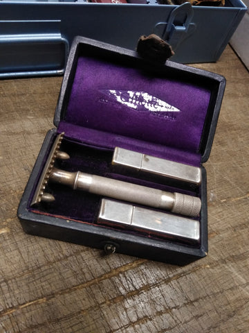 Vtg Gillette 3 Piece Razor w/Case Blades Nov 15 1904 Pat# B945177 Nice Shape!