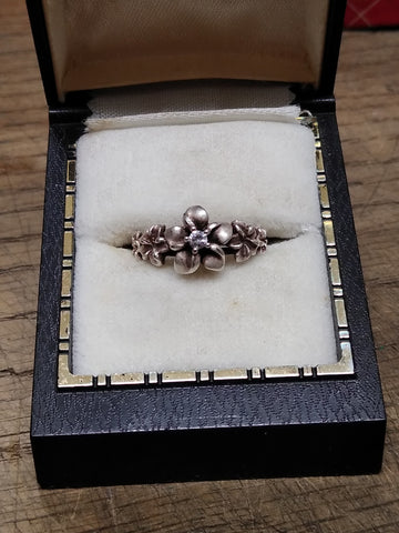 Vtg Women's 925 Silver Ring 5 Flowers with Unknown Stone Size 5 Beautiful!