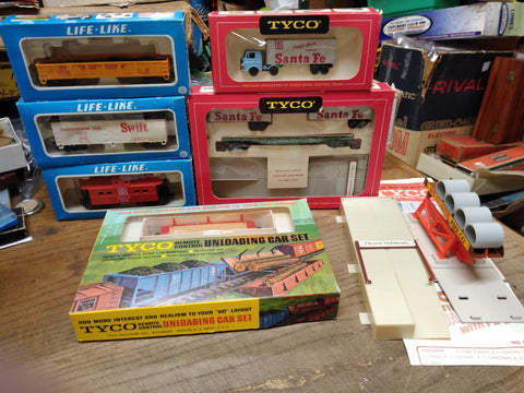 Vtg HO Train Car Loader Lot Life Like Tyco Cars Unloading Car Pipe Loader Boxes!