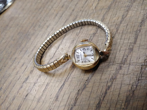Vtg Ladies Caravelle Mechanical Gold Tone Wrist Watch 17 Jewels Silver Dial Runs