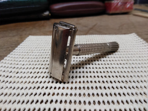 Vtg Gillette 1961 G2 Flare Tip TTO DE Safety Razor in Good Shape!