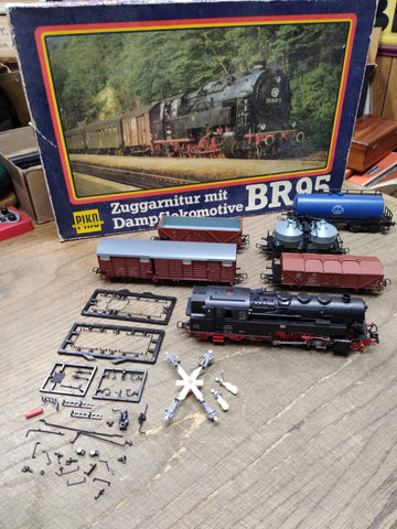 Vtg HO Scale PIKO BR95 Locomotive Freight Train Set 5 Cars Germany w/Box Works!!