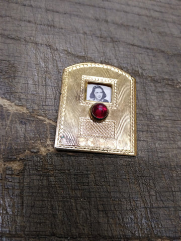Vtg Gold Tone Brooch Pin Jewelry With Red Stone and Rotating 5 Photograph Window