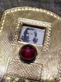 Vtg Gold Tone Brooch Pin Jewelry With Red Stone and Rotating 5 Photograph Window