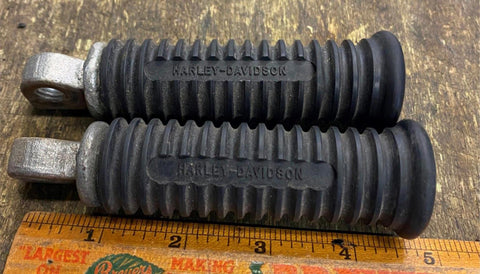 Pair Oem Pegs Footpegs Harley Logo Rubber Ironhead Softail Sportster Shovelhead