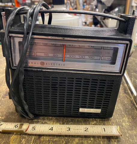 AM/FM GENERAL ELECTRIC GE Portable Transistor Radio Vtg BLACK MODEL NO 7-2810f