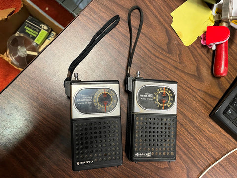Vtg Lot of 2 Sanyo Model RP 5050 AM FM Transistor Portable Radio Handheld Works