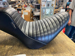 Pleated Le Pera Cherokee Step Seat Harley Softail M8 2018^ FLDE FLHC Deluxe Heri