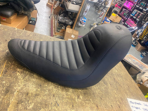 Mustang Tripper TUCK ROLL Solo seat harley Softail FXST 2006^ Fatboy 200 Custom!
