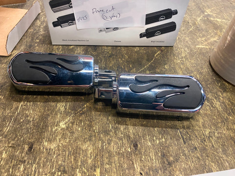 New HARLEY Flame Cut Footpegs Chrome Rubber OEM Softail Dyna Sportster FXR Chopp
