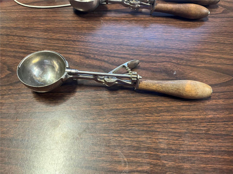 VTG Antique Gilchrist No. 31 Wood Handled Ice Cream Scoop Size 12