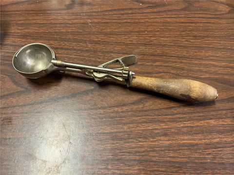 VTG Antique Gilchrist No. 31 Wood Handled Ice Cream Scoop Size 24