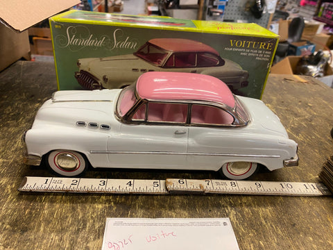 Voiture Buick Standard White w/ Pink Roof Sedan Friction Powered Toy Car w/ box