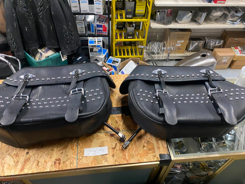 OEM Bolt on Leather SAddlebags Harley Heritage softail 2009 Studs FActory FLSTC
