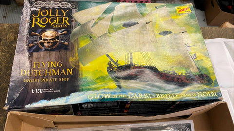 Flying Dutchman Ghost Pirate Ship Jolly Rogers 1:130 Glow in the Dark Model Boat
