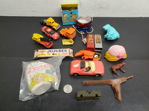 MISCELLANEOUS LOT OF YO-YO, YATMING TRUCK, SALT/PEPPER SHAKERS AND MUCH MORE
