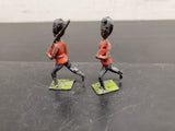 VTG BRITAINS DEETAIL LTD TOY BRITISH SOLDLIERS WEARING BUSBY HATS & CARRYING GUN