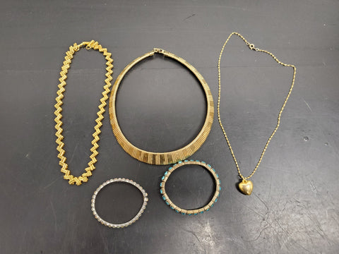 Gorgeous Lot of 3 Women's Necklaces & 2 Bracelets Gold Heart Pendant PresentNice