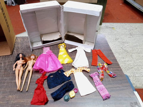 Vtg 1968 Mattel Barbie Doll Trunk #1004 & Barbies W Clothing & Accessories