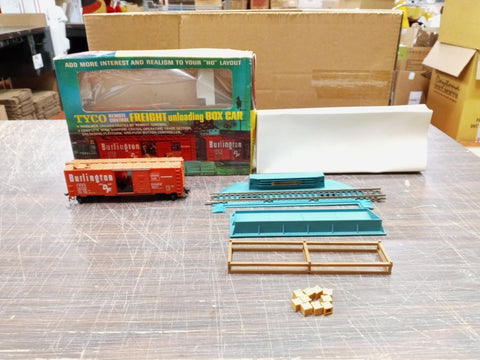 Vtg Tyco HO Scale Freight Unloading Box Car Burlington No Remote Control Train