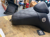 Saddleman SDC Step Seat Up Harley Dyna 2006^ Pro Series FXD Gripper Gelcore FXDB