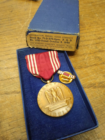 Vtg Unissued WW2 1944 Good Conduct Medal Lapel Pin in Original Presentation Box