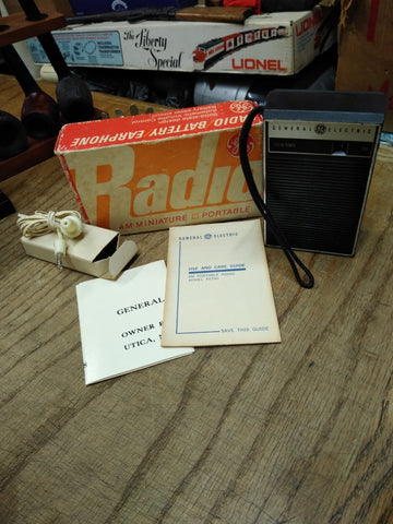 Vtg GE General Electric AM Miniature Portable Radio P2790 w/Box Works Great!