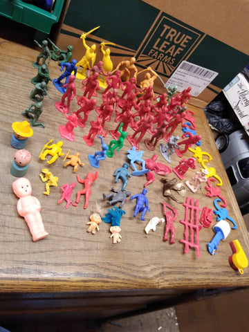 Vtg 67 Piece Assorted Plastic Toy Soldier Lot Army Knights Romans Cowboy Indians