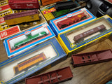 Vtg 10 Piece HO Scale Train Car Lot TM Train Miniature AHM Model Power Athearn