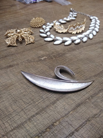 Vtg Designer Signed Crown Trifari Silver Tone Leaf Brooch Pin 3.25 In. Very Nice