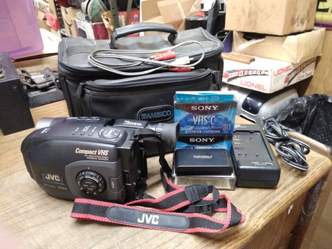 Vtg JVC Compact VHSC Model GR AX47 5 Head Camcorder with Bag Charger Tapes Cords