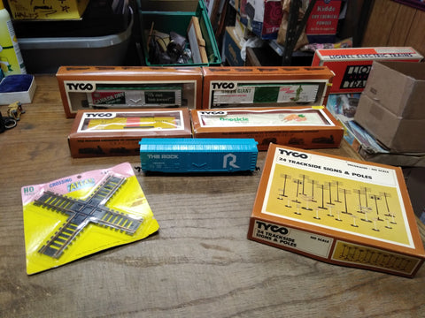 Vtg HO Scale Tyco Train Car Accessory Lot Canada Dry Green Giant Popsicle Boxes