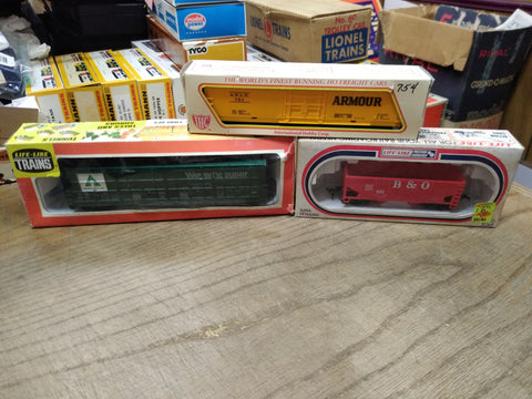 Vtg IHC Life Like HO Train 3 Pc Box Car Hopper Lot Armor Weyerhaeuser B&O Boxes