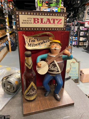 1950s blatz beer keg man banjo Back bar figure statue sign wisconsin Advertising