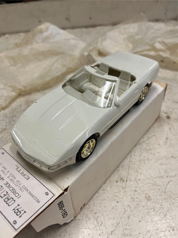 vtg ERTL 1991 Corvette Convertible Cascade white 1:25 scale collectable car