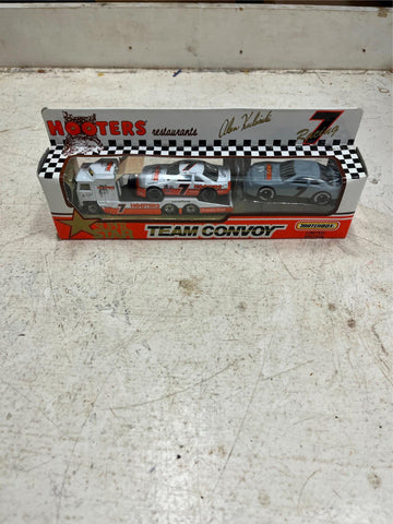 vtg 1993 Matchbox Alan Kulwicki Team convoy Hooters Restaurants super star