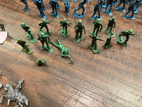 VTG Made in USA Lot of 13 plastic Green toy soldiers Vietnam War